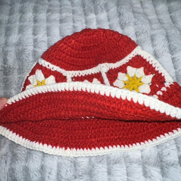 Crochet Flower Bucket Hat 🌼 - Picture 3 of 4
